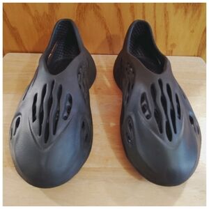 Adidas Mens Black Slip On Yeezy Foam Runner Size 9